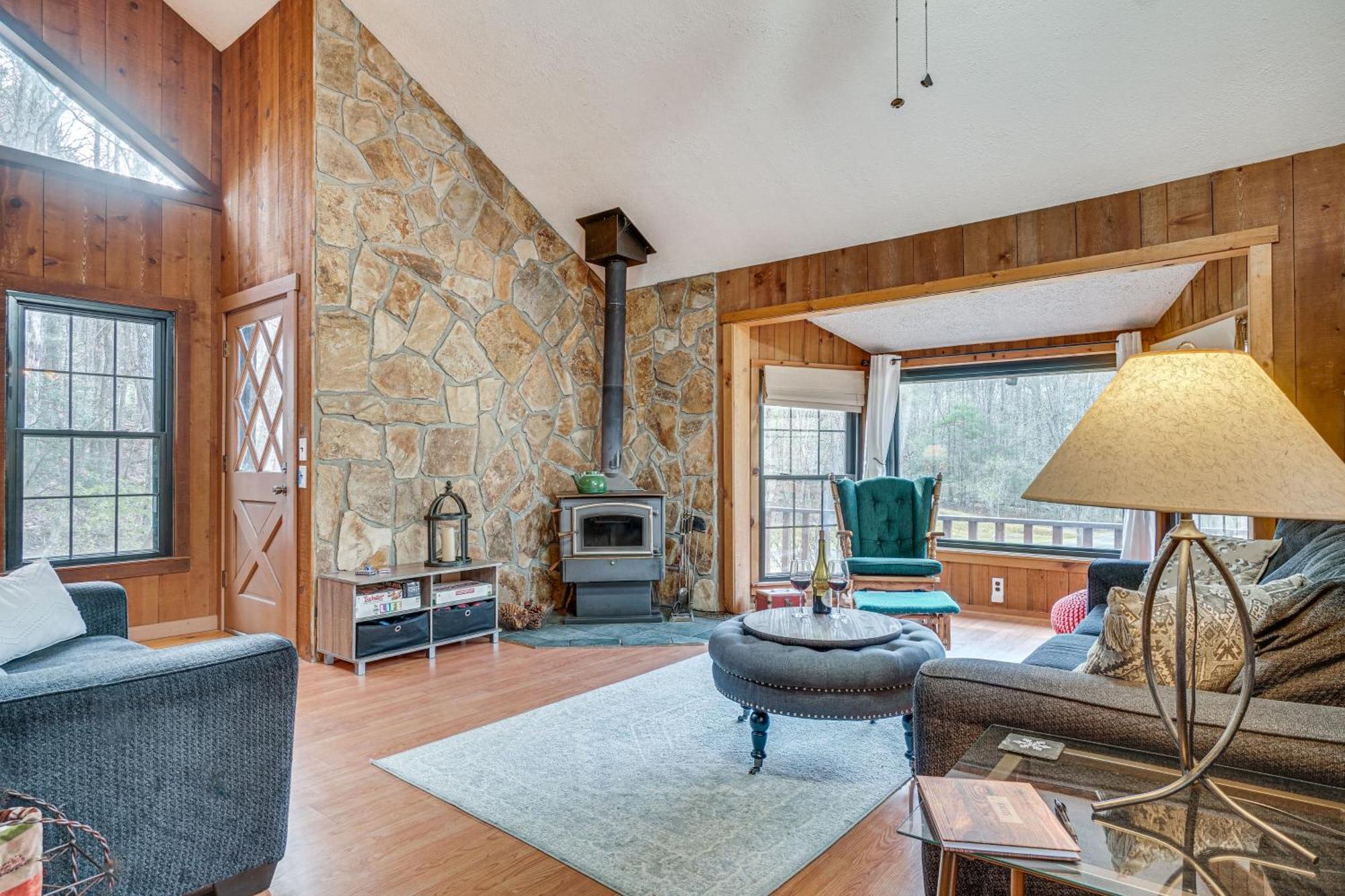 Charming Cabin With Fire Pit And Decks About 7 Mi To Helen Sautee Nacoochee Exterior foto